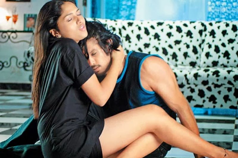 11 ஆண்டுகளுக்கு முன்பு காதலில் விழுந்தேன் படத்தில் இணைந்த நகுல், சுனைனா ஜோடி இந்த படத்தின் டீசர் சமீபத்தில் வெளியாகி பாராட்டுக்களை குவித்தது. 