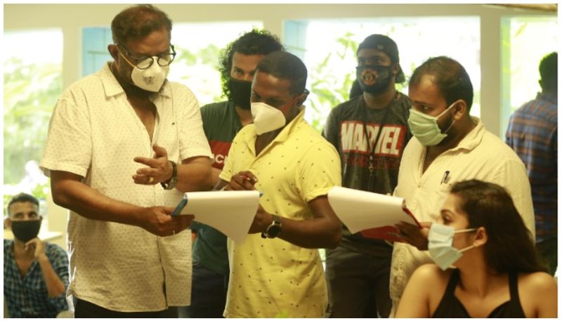 സർക്കാർ നിർദ്ദേശിച്ചിരിക്കുന്ന വിധത്തിൽ 50 പേർ മാത്രമാണ് ചിത്രീകരണത്തില് പങ്കെടുക്കുന്നത്. 