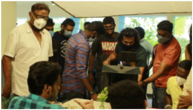 പതിനാല് ദിവസത്തെ ചിത്രീകരണമാണ് അവശേഷിക്കുന്നത്. ലാൽ തിരക്കഥ ഒരുക്കുന്ന ചിത്രത്തിന്റെ നിർമാണം പാണ്ട ഡാഡ് പ്രൊഡക്ഷൻസിന്റെ ബാനറിൽ ലാലിന്റെ മരുമകൻ അലൻ ആന്റണിയാണ്.
