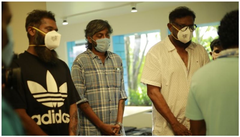 മലയാളത്തില് അച്ഛനും മകനും ആദ്യമായി ഒരുമിച്ച് സംവിധാനം നിർവഹിക്കുന്ന ചിത്രം കൂടിയാണ് ലാൽ & ജൂനിയറിന്റെ സുനാമി. എറണാകുളം കച്ചേരിപ്പടിയിൽ ഇന്ന് ചിത്രത്തിന്റെ ഷൂട്ടിങ് പുനരംഭിച്ചിരിക്കുകയാണ്. 