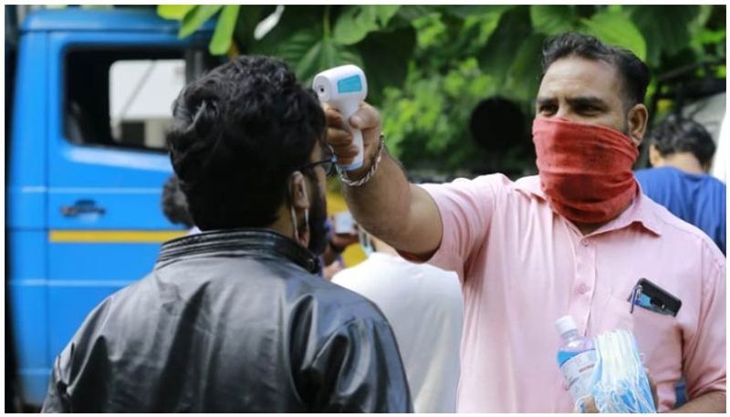 തെർമൽ സ്കാനർ, മാസ്കുകൾ, സാനിറ്റൈസർ എന്നിവയൊക്കെ കരുതിയാണ് ചിത്രീകരണം.