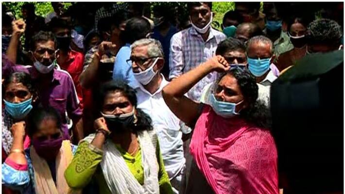 people protest against mother on 12 year old girl suicide after mother fights people protest against mother on 12 year old girl suicide after mother fights