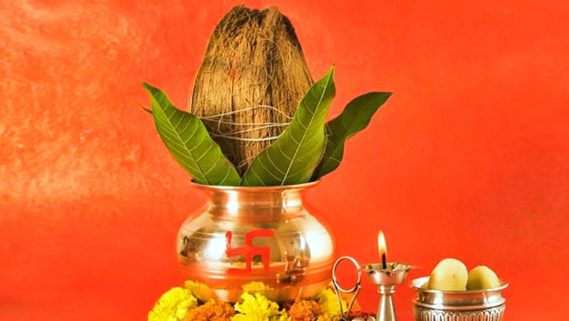 1. कलश रखें...
लंबे समय से बंद पड़े मकान में रहने जा रहे हैं तो पहले उसमें तांबे का कलश रखें। कलश में पानी भरें और उस पर कुंकुम से स्वस्तिक बनाएं। इसके बाद उस पर मौली (पूजा का धागा) बांधें। ऐसा करने से उस घर की निगेटिविटी दूर हो सकती है।
