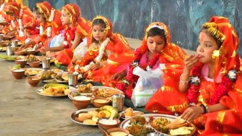 3. कन्या पूजा करें
घर पुराना हो या नया, अगर उसमें रहने जा रहे हैं तो कन्या पूजा अवश्य करवाएं। इसके लिए 3 से 9 साल तक की कन्याओं को घर बुलाकर भोजन करवाएं। इसके बाद उन्हें तिलक लगाकर कुछ उपहार दें।
