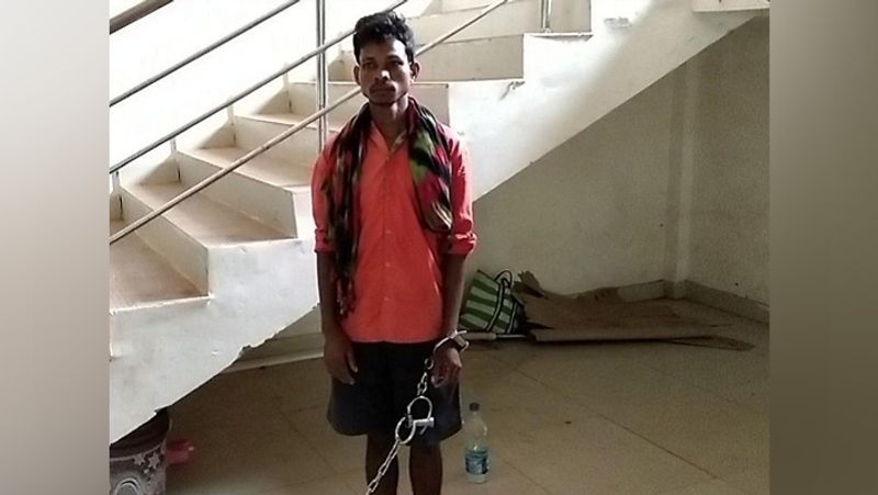 बच्चे की मौत से हिड़मा बौखला उठा। उसने घर से कुल्हाड़ी उठाई और देवा को ढूंढने निकल पड़ा। देवा अपने खेत में काम कर रहा था। हिड़मा ने वहां जाते ही उसकी गर्दन पर कुल्हाड़ी से जबर्दस्त वार कर दिए। इससे देवा की मौके पर ही मौत हो गई। हिड़मा वहां से भाग गया। घटना की सूचना कुआकोंडा थाने को सरपंच ने दी। (नोट- तस्वीर प्रतिकात्मक है..इनसेट आरोपी) आगे पढ़िए मृत पत्नी को जिंदा करने की कोशिश..