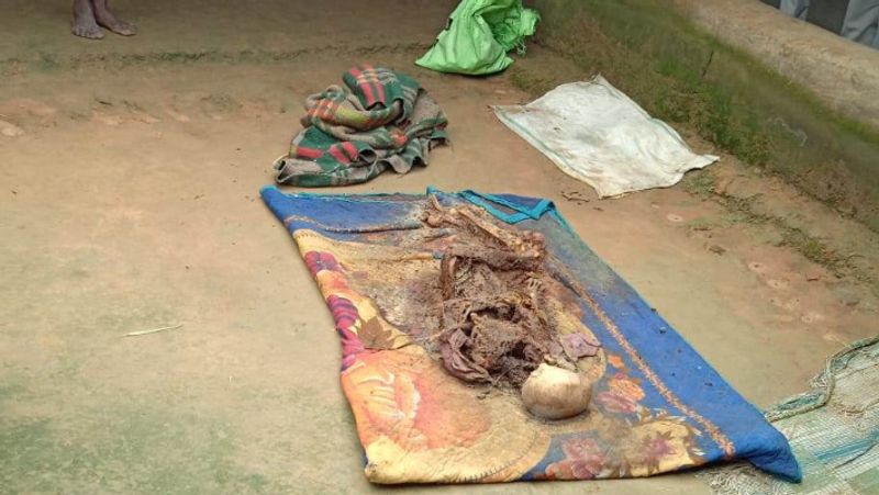 यह मामला छत्तीसगढ़ के सूरजपुर में सितंबर, 2018 को सामने आया था। विश्रामपुर थाने के तहत आने वाले रामनगर-डबरीपारा गांव में एक शख्स छह महीने तब अपनी पत्नी की लाश रखे रहा। उसे उम्मीद थी कि तंत्र-मंत्र के जरिये वो जिंदा हो जाएगी। शोभनाथ गोंड की पत्नी कलेश्वरी देवी का शिवरात्रि पर निधन हो गया था। महिला के पति और बेटे ने यह बात किसी को नहीं बताई। वे रोज उसकी पूजा करते थे। हालांकि जब बदबू फैली, तब मामले का खुलासा हुआ।