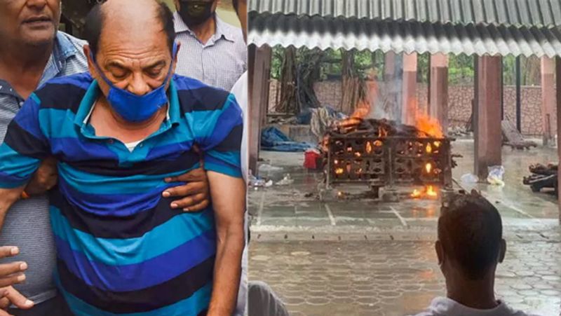 अभी सुशांत का परिवार मुंबई में ही है। खबर है कि सुशांत के पिता परिवार संग पटना लौट जाएंगे और पटना में ही बाकी की सारी रस्में होंगी।