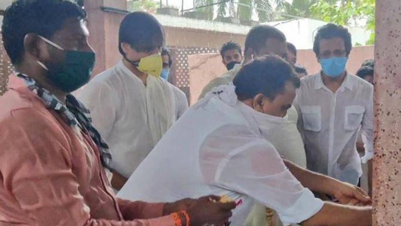 पुलिस की रिपोर्ट के अनुसार वे पिछले छह महीनों से डिप्रेशन से गुजर रहे थे। उनके नौकर ने पुलिस को उनके आत्महत्या की जानकारी दी थी। घटनास्थल पर पुलिस ने पहुंचकर नौकर और उनके पड़ोसियों से पूछताछ की।