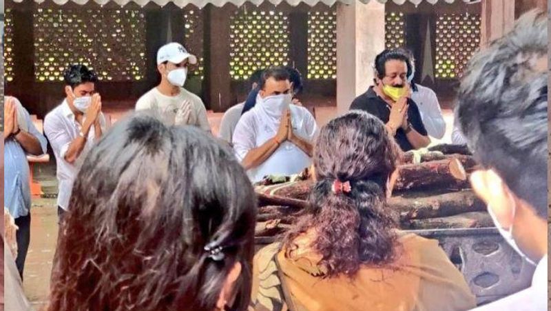 सूत्रों के मुताबिक सुशांत की बहन ने पुलिस को बताया कि पिछले एक हफ्ते से भाई की तबीयत ठीक नहीं थी। वो डिप्रेशन से जूझ रहे थे, इस बात की भी उनको जानकारी थी। लेकिन वो ऐसा कदम उठा लेंगे ये उन्होंने सोचा भी नहीं था। 
