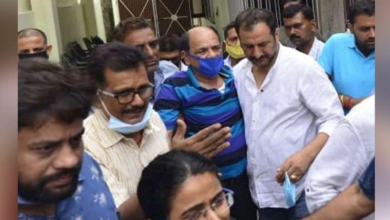 सुशांत का जन्म पटना, बिहार में हुआ है। उनके पिता सरकारी अधिकारी हैं। उनका परिवार 2000 के शुरुआती समय में दिल्ली में बस गया। सुशांत की 4 बहनें भी हैं जिसमें से एक मीतू सिंह राज्य स्तर की क्रिकेट खिलाड़ी हैं।