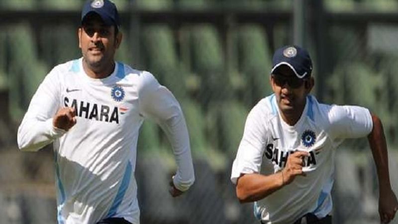 धोनी के खाते में होते और ज्यादा रन
लक्ष्य पीछा करने से जुड़े एक सवाल के जवाब में कोहली-धोनी की तुलना में गंभीर ने धोनी को सर्वश्रेष्ठ माना। स्टार स्पोर्ट्स के शो में गंभीर ने कहा, "दोनों बल्लेबाजों में तुलना मुश्किल है। कोहली नंबर-3 पर जबकि धोनी 6 या 7 नंबर पर बैटिंग करते हैं। धोनी अगर नंबर 3 पर खेलते तो वह बल्लेबाजी के कई रिकॉर्ड (अब तक) तोड़ देते।" गंभीर ने यह भी माना कि मौजूदा कमजोर बॉलिंग लाइनअप का भी धोनी को ऊपरी क्रम में फायदा मिलता।
