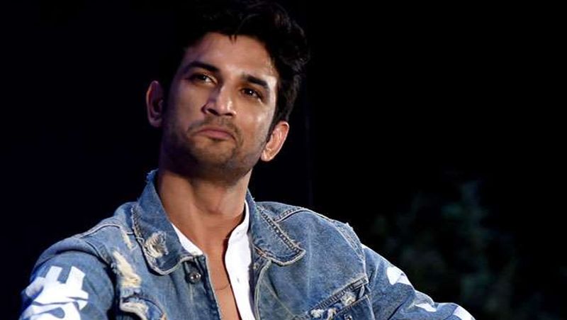 अभी परिवारवालों में से सिर्फ उनकी बहन ने अपना बयान दिया है। उनके पिता और परिवार के कुछ अन्य लोग सोमवार को मुंबई पहुंचे थे। पुलिस ने उन्हें भी अपनी शिकायत दर्ज करने के लिए कहा है, लेकिन उनकी पुलिस से कोई बातचीत नहीं हुई है। कहा जा रहा है कि मंगलवार को ये सब पुलिस में अपना बयान दे सकते हैं।