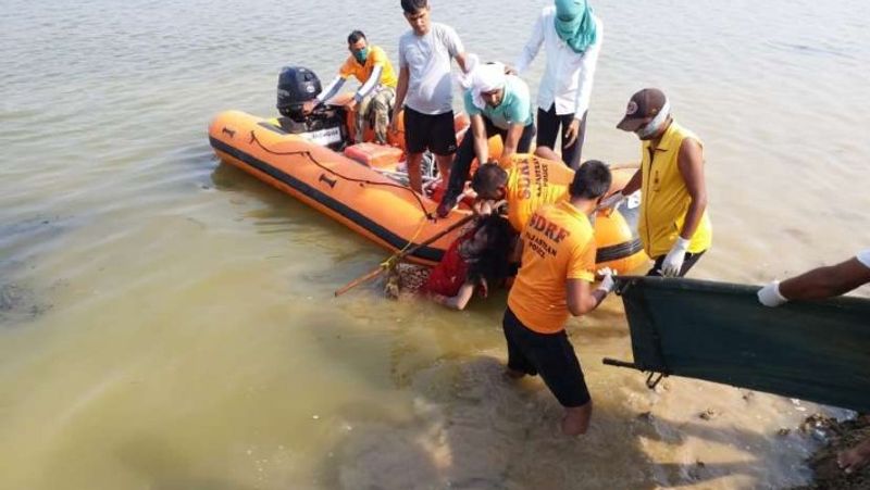  एमपी के श्योपुर जिले के साडाकापाड़ा गांव के रहवे वाले जगदीश माली के बेटे दीपक की बारात शनिवार शाम सवाई माधोपुर जिल के अलापुरा गांव गई थी। जहां उसकी शादी रामप्रसाद माली की 21 वर्षीय बेटी अंजू सुमन के साथ पूरी रस्मो-रिवाजों के साथ शादी हुई। मंडप में सात फेरे लेते समय दुल्हन काफी खुशी दिखाई दे रही थी, लेकिन उसके मन में यह सब चल रहा था ये उसके घरवाले भी नहीं समझ पाए।