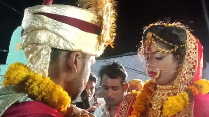 दरअसल, रविवार के दिन सुबह पिता के घर से विदा हुई नई-नवेली दल्हन ने ससुराल पहुंचने से पहले बीच रास्ते में गाड़ी रुकवाकर चंबल नदी में छलांग लगाकर अपनी जान दे दी थी। दूल्हे सहित सभी लोग हक्के-बक्के रह गए और वह चीखते-चिल्लाते हुए नदी में कूद गए लेकिन, काफी तलाश करने के बाद भी युवती का कोई पता नहीं चल पाया था। घटना की सूचना मिलने पर दोनों प्रदेशों की पुलिस व एनडीआरएफ की टीम गोताखोरों के साथ मौके पर पहुंची थी।