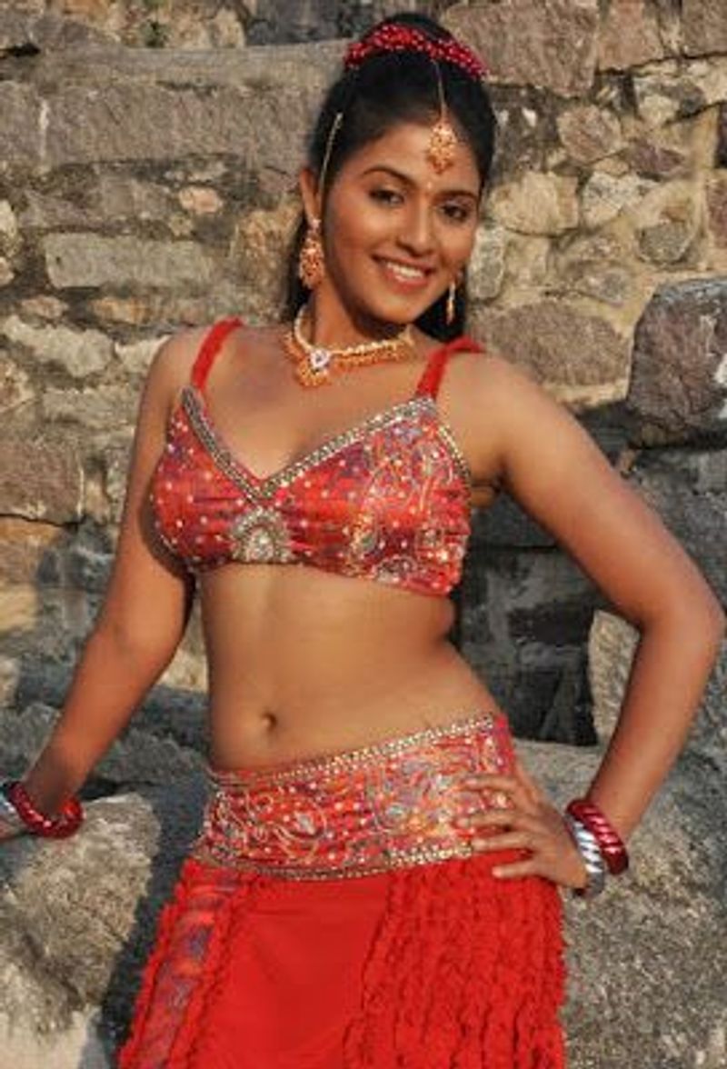 புன்னகையில் மனதை அள்ளும் பேரழகி