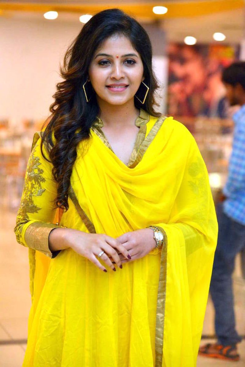 தற்போது அஞ்சலிக்கு 34 வயதாகும் நிலையில் விரைவில் திருமணம் செய்ய உள்ளதாக தகவல்கள் வெளியாகியுள்ளது. திருமணத்திற்கான ஏற்பாடுகள் ஐதராபாத்தில் நடக்க உள்ளதாகவும், திருமணத்திற்கு பிறகு நடிகை அஞ்சலி திரையுலகை விட்டு விலக திட்டமிட்டுள்ளதாகவும் டோலிவுட்டில் பேச்சு கிளம்பியுள்ளது. 