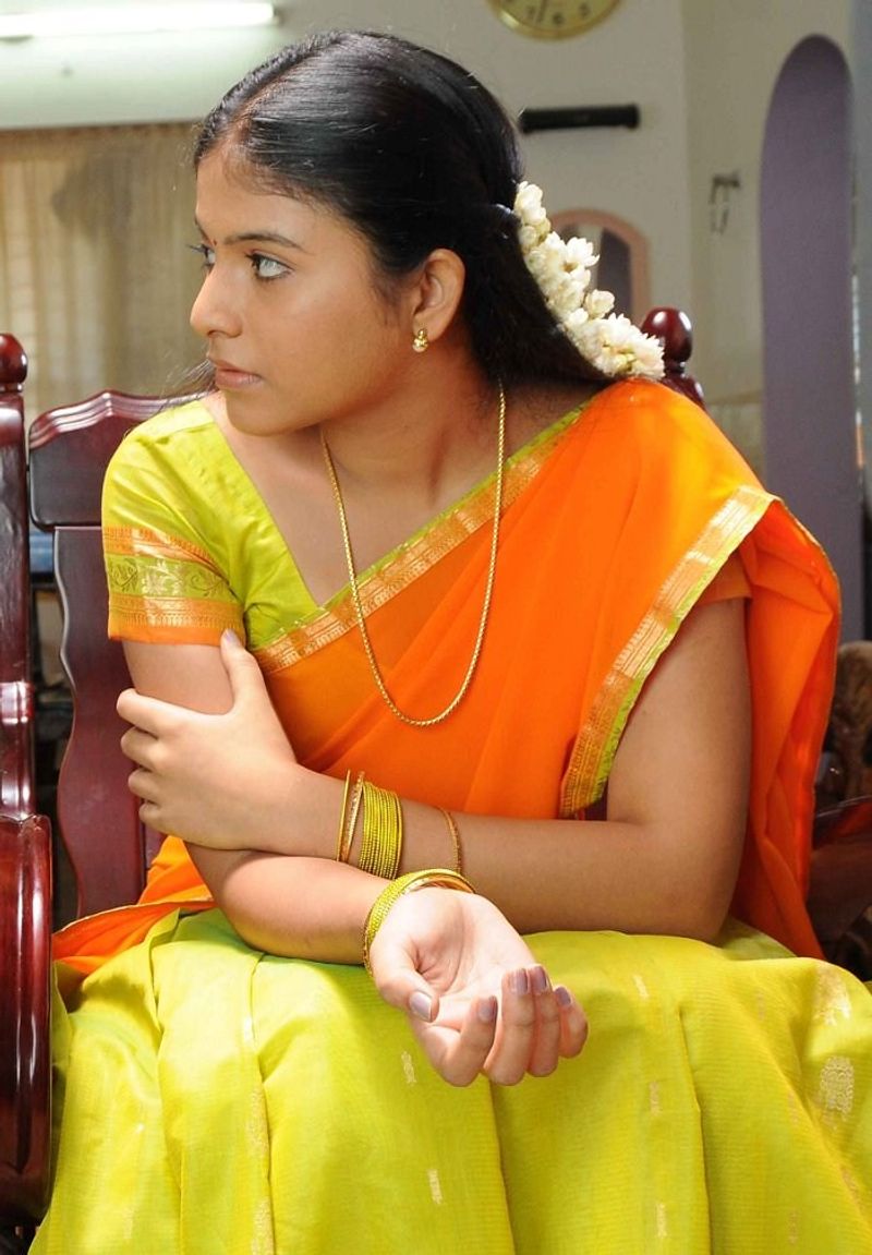 புன்னகையில் மனதை அள்ளும் பேரழகி
