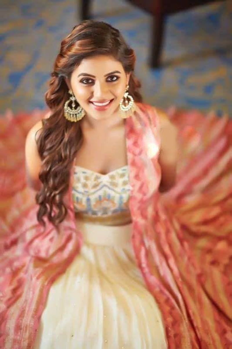சிரிப்பில் சிறைவைக்கும் அழகி
