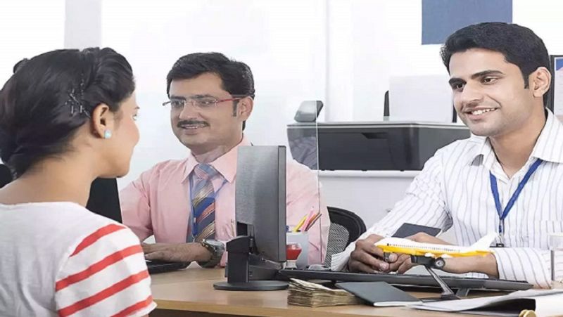 फीस और दूसरे चार्ज
ICICI बैंक के अनुसार इंस्टाफ्लेक्सी कैश पर प्रॉसेसिंग फीस न्यूनतम 1999 रुपए पर जीएसटी जोड़ कर ली जाएगी। प्रॉसेसिंग फीस ओवरड्राफ्ट के आधार पर तय होगी। ओवरड्राफ्ट की सुविधा 1 साल के लिए होगी।आगे इसे जारी रखने के लिए रिन्यू कराना होगा।
