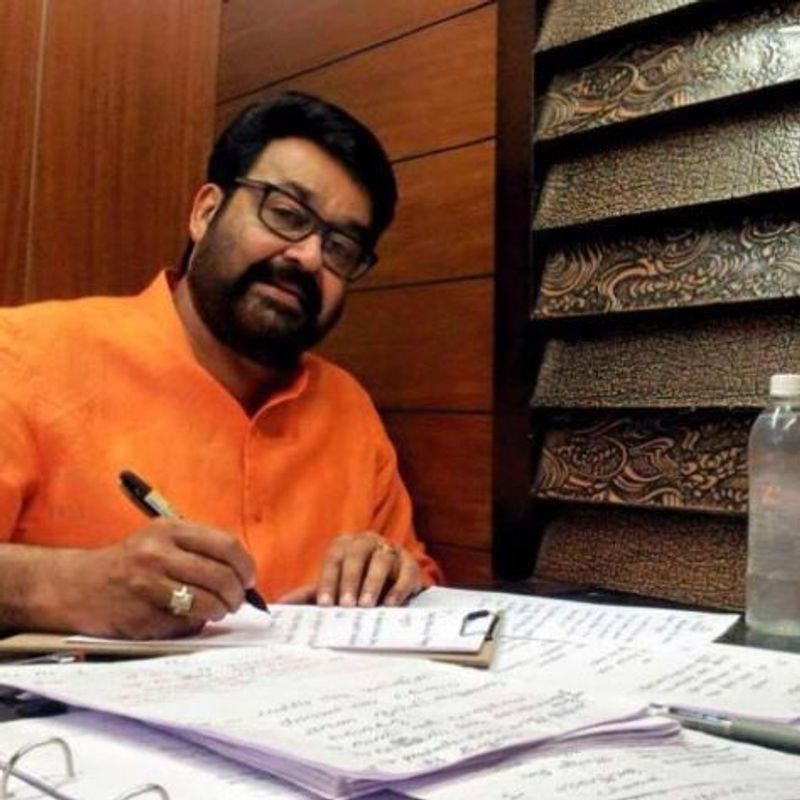 தன்னுடைய ரசிகர்களுக்கு கடிதம் எழுதும் இடம் 