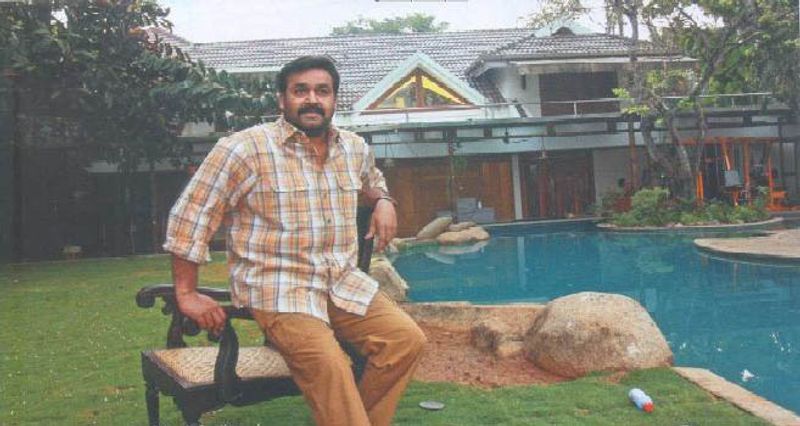 வீட்டின் முன் உள்ள நீச்சல் குளம் தெரியும்படி எடுத்த புகைப்படம்.