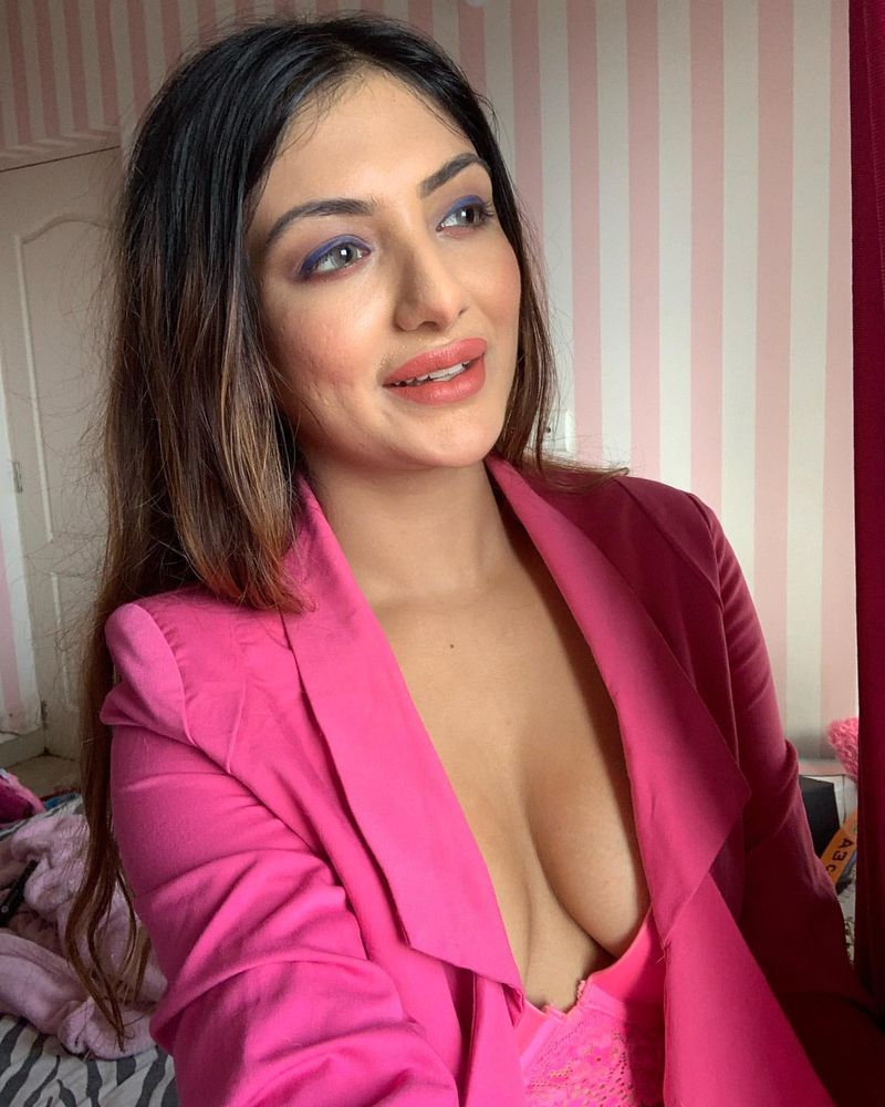 Donga Prema Movie Heroine Khushi Mukharjee Hot Photos