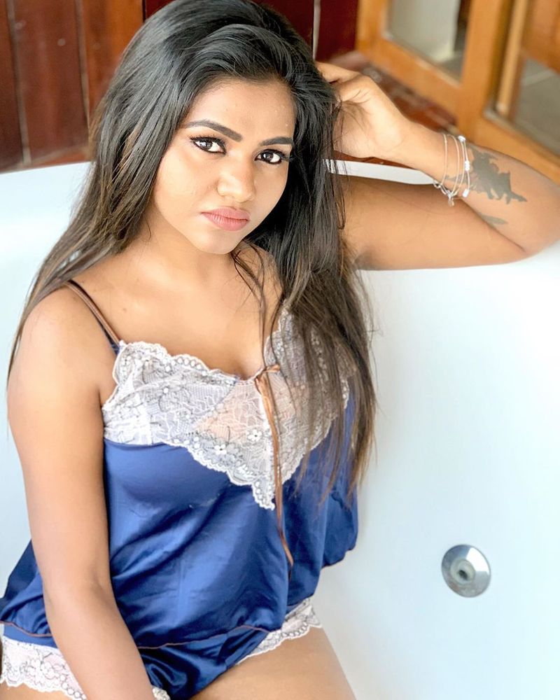 சமீபத்தில் குட்டை உடையில் பாத்டப்பில் படுத்தபடி ஹாட் போட்டோக்களை தனது இன்ஸ்டாகிராமில் தட்டிவிட்டு லைக்குகளை குவித்துவருகிறார்.