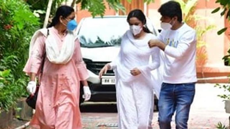 শেষ সময় পাশে থাকতে পারেননি তিনি। একাধিকবার কাছের মানুষদের কাছে আক্ষেপ প্রকাশ করেছিলেন অঙ্কিতা। সুশান্তের মৃত্যুতে ভেঙে পড়েছেন তিনি।
