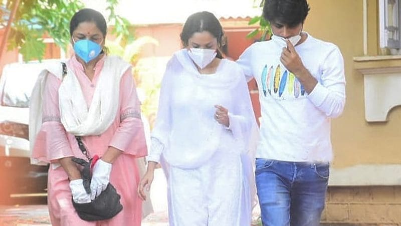 অন্যদিকে সুশান্তের মৃত্যুর পর অঙ্কিতাকে যেভাবে বিধ্বস্ত অবস্থায় সুশান্তের বাড়ির সামনে দেখা গিয়েছিল তাতে বলা মুশকিল যে তাঁদের মধ্যে আর ভালবাসার কোনও সম্পর্কই নেই।