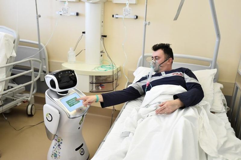 robots replacing humans in corona days