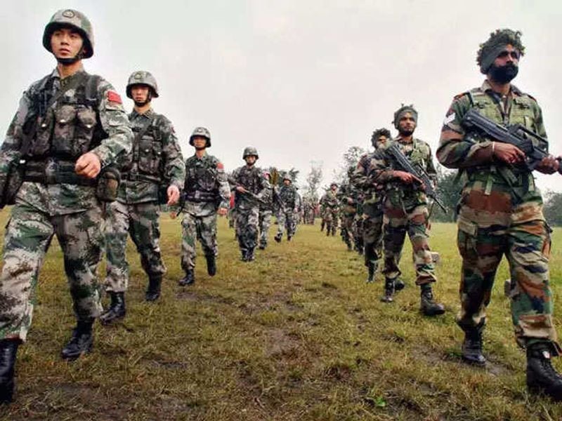ग्लोबल फायरपावर वेबसाइट के मुताबिक, भारत के पास कुल 42.07 लाख सैनिक हैं। जबकि चीन के पास 37.12 लाख सैनिक हैं। थल सेना के टैंक्स की बात करें तो चीन इस मामले में भारत से आगे हैं। चीन के पास 6457 युद्धक टैंक्स हैं। जबकि भारतीय सेना के पास ऐसे 4426 टैंक हैं। अगर कागजी आंकड़ों को छोड़ें तो भारत के पास चीन के मुकाबले कई बड़े टैंक्स बॉर्डर पर तैनात हैं। इतना ही नहीं भारत के पास बख्तरबंद लड़ाकू वाहन 6704 हैं, वहीं, चीन के पास ऐसे 4788 वाहन हैं। तोपखानों के मामले में भी भारत चीन से आगे हैं। चीन के पास 6246 तोपखाने हैं, वहीं, 7414 तोपखाने हैं।
