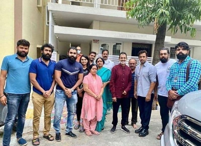 ಇನ್ನು ನಟ, ನಿರ್ಮಾಪಕ ರಾಘವೇಂದ್ರ ರಾಜಕುಮಾರ್ ಅವರು ನಟ ಚಿರಂಜೀವಿ ಸರ್ಜಾ ಸಾವನ್ನಪ್ಪಿದ್ದರಿಂದ ಅವರ ಕುಟುಂಬಕ್ಕೆ ಸಾಂತ್ವನ ಹೇಳಲು ಹೋಗಿದ್ದಾರೆ. ಆದ್ರೆ, ಆ ವೇಳೆ ಸಾಮಾಜಿಕ ಅಂತರ ಕಾಪಾಡಿಲ್ಲ ಮತ್ತು ಮಾಸ್ಕ್ ಧರಿಸಿಲ್ಲ ಎಂದು ಹೈಕೋರ್ಟ್ಗೆ ದೂರು ಸಲ್ಲಿಕೆಯಾಗಿದೆ.