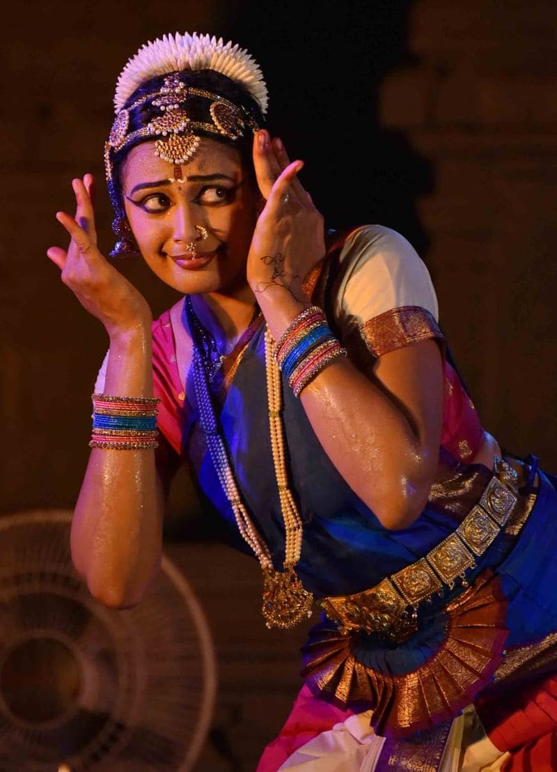 'ಏನೀ ಅದ್ಭುತವೇ' ಕಾವ್ಯಭಾವಾಭಿನಯ ಮಾಡಿರುವ ಮಾನಸಿ ಜೋಶಿ ಭರತನಾಟ್ಯ ಕಲಾವಿದೆ ಮಾತ್ರವಲ್ಲ ಗಾಯಕಿಯೂ ಹೌದು.