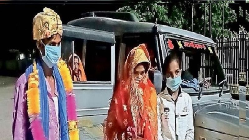 बताते हैं कि ज्योति ने अपनी बुआ की शादी का खर्च भी उठाया है। अब ज्योति की जिंदगी बिल्कुल अलग हो गई है। आज वो दुबली-पतली लड़की एक सेलिब्रिटी सी बन गई है। लोग उन्हें 'साइकिल गर्ल' कहते हैं। यहां तक की उसके संघर्ष पर आधारित फिल्म बन रही है, जिसमें वह खुद लीड रोल कर रही है।
(फाइल फोटो)