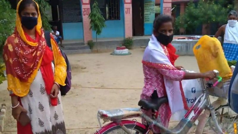 बेटी की बात सुनकर मोहन पासवान को खुशी हुई। इसके बाद कविता की शादी समस्तीपुर जिले के खानपुर थाना क्षेत्र के नाथुद्वार गांव के शिबू पासवान के पुत्र अरविंद पासवान के साथ तय की। इसके लिए ज्योति ने पुरस्कार में मिली राशि में से 50 हजार रुपये खर्च किए।