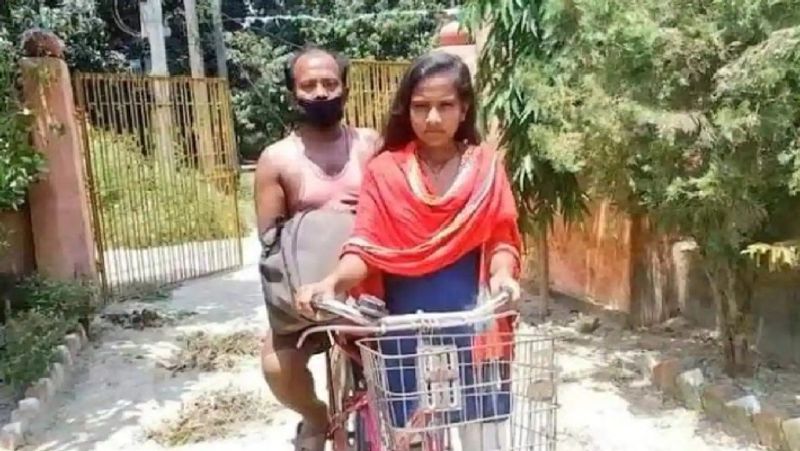 बता दें कि दरभंगा के केवटी प्रखंड में सिरहुल्ली गांव की निवासी ज्योति तब सुर्खियों में आई थी जब उसने अपने बीमार पिता को साइकिल पर बिठाकर हरियाणा के गुरुग्राम से दरभंगा का करीब 1200 किमी तक का सफर साइकिल से तय किया था।
