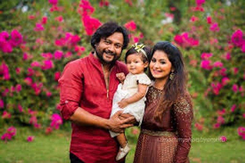 பாப்பி சிம்ஹா ரேஷ்மி மேனனுக்கு அழகான பெண் குழந்தை பிறந்தது முத்ரா சிம்ஹ என்று பெயர் வைத்தன 