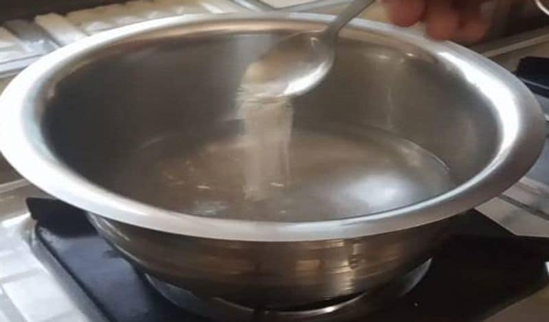 गुलाबजामुन के लिए सबसे पहले आपको चाशनी तैयार करनी है। इसके लिए गैस पर पानी चढ़ाएं और उसमें इलायची मिला लें। 