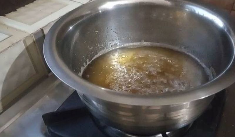 जब पानी में उबाल आ जाए, तो उसमें चीनी मिला लीजिये। जब तक इसमें तार आने लगे तब तक उसे खौलाएं। इसके बाद चासनी को ढक कर रख दें।
