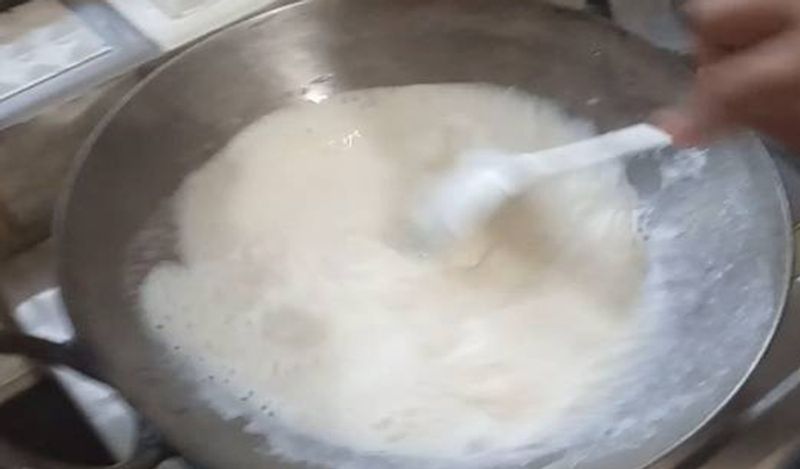 अब दूध में उबाल आने दें। धीरे-धीरे उसे चलाते रहें। ताकि उसमें गुठली ना पड़े।
