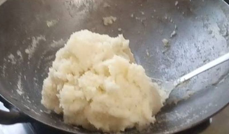 सूजी का मिश्रण गाढ़ा हो जाए तब तक उसे चलाएं। 