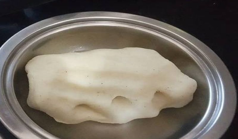 अब थाली में मिश्रण को निकालें। उसे ठंडा हो जाने दें और हाथ से आटे को गूंद लें।
