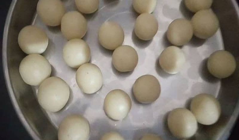 सबसे पहले इस आटे से छोटी गोलियां बना दें। इन्हें बेहद चिकना बना लें। 