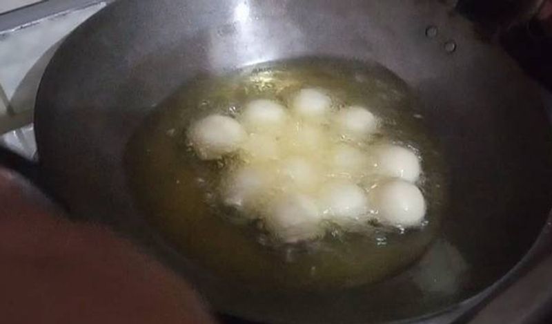 कढ़ाई में तेल गर्म करें और उसमें गुलाब जामुन डाल कर तलें। इसे अच्छे से तल दें। 