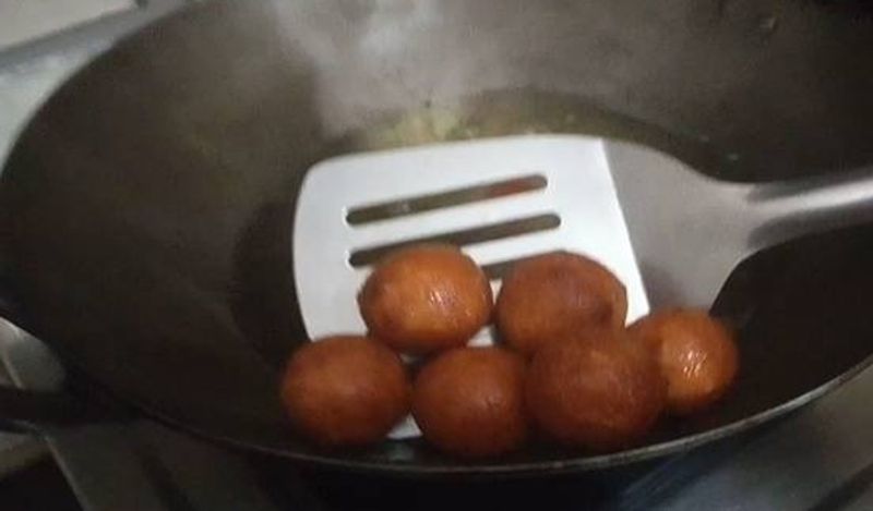 जब गोल्डन ब्राउन हो जाए, तब तक उसे फ्राई करें।

