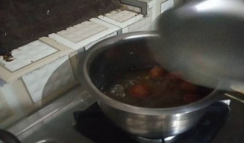 अब इसे निकाल कर चाशनी में डाल दें। और उसे ढंक दें। 