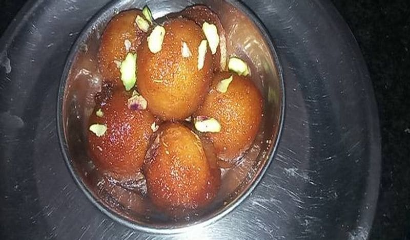 लीजिये तैयार है स्वादिष्ट सूजी के गुलाबजामुन। 