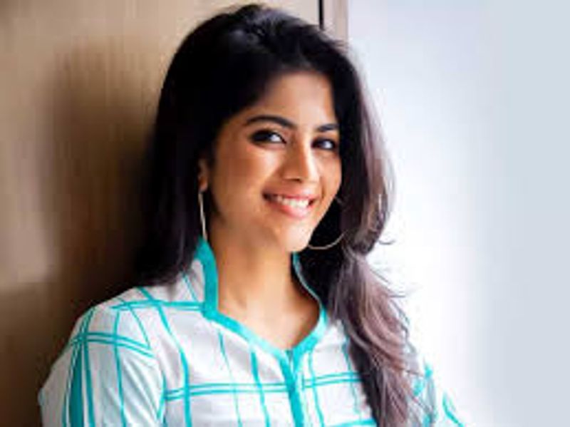 மெகா ஆகாஷ் கரியப்பட்டி என்ற ஊரில் பிறந்தார் 