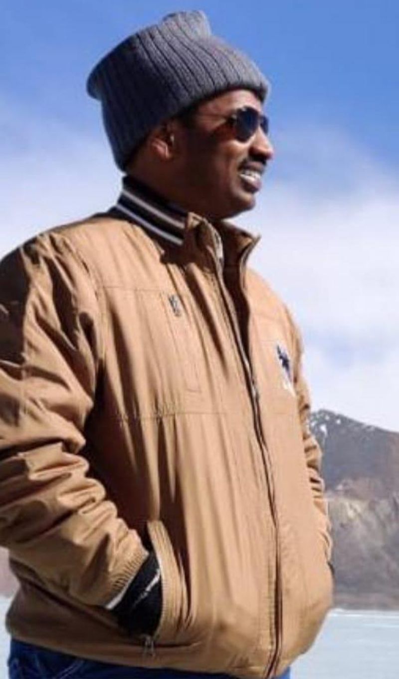ಮಗನ ತ್ಯಾಗದ ಬಗ್ಗೆ ಹೆಮ್ಮೆಇದೆ. ಆದರೆ ಒಬ್ಬನೇ ಮಗನ ಕಳೆದುಕೊಂಡ ನೋವು ಇದೆ ಎನ್ನುವಾಗ ಅವರ ಕಣ್ಣಲ್ಲಿ ದೇಶಭಕ್ತಿಯ ಪ್ರತಿರೂಪ.