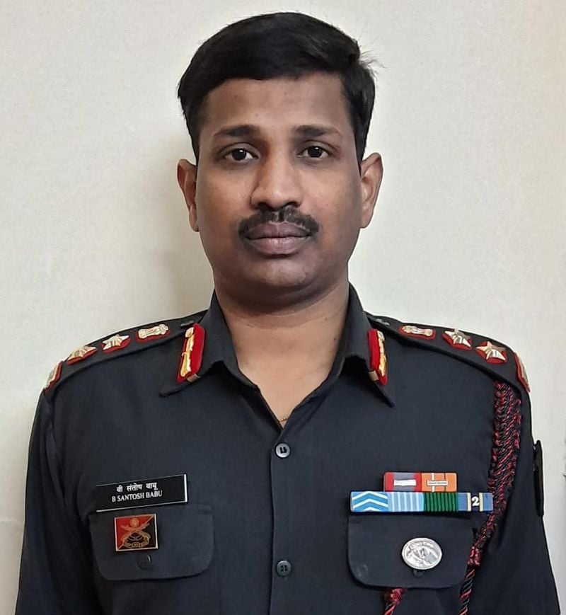 ಸಂತೊಷ್ ಅವರ ತಂದೆ ಉಪೇಂದರ್ ಮತ್ತು ತಾಯಿ ಮಂಜುಳಾ ದೇಶಸೇವೆಯಲ್ಲಿ ನಿರತರಾಗಿದ್ದವರು. ಸಂತೋಷ್ ಪತ್ನಿ ಸಂತೋಷಿನಿ ದೆಹಲಿ ಮೂಲದವರು.
